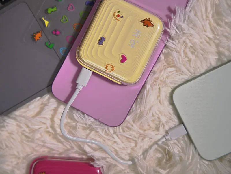 AJ04 magnetic power bank charging on a pink smartphone